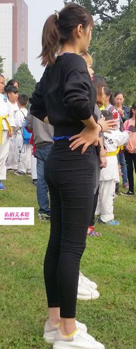 蜜桃臀女人你hold的住吗华丽丽的马甲线2_紧身美臀_街拍美术馆