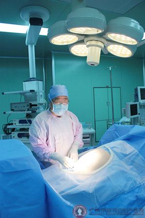 香港黄胡信医生亲临我院为瘢痕子宫产妇接生-广州妇产