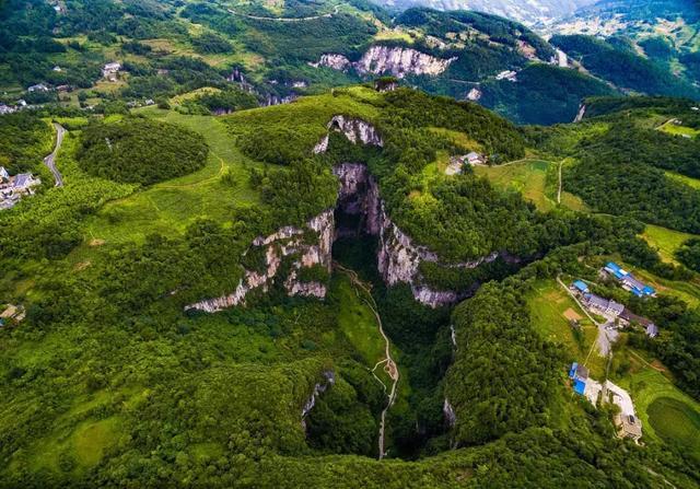 ③喀斯特地貌                        重庆武隆天坑02   喀斯特地貌