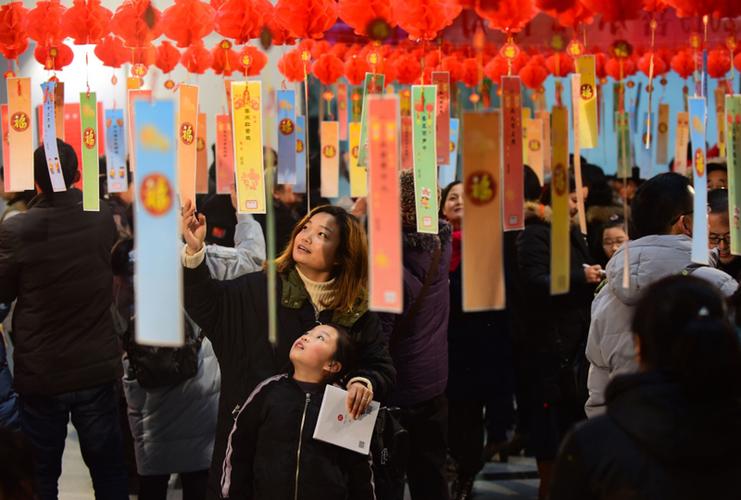 江苏省无锡市赏灯猜灯谜,喜迎元宵