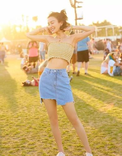 还有这种飘逸的不规则雪纺裙,这一套穿江疏影身上气质满分了,薄纱的