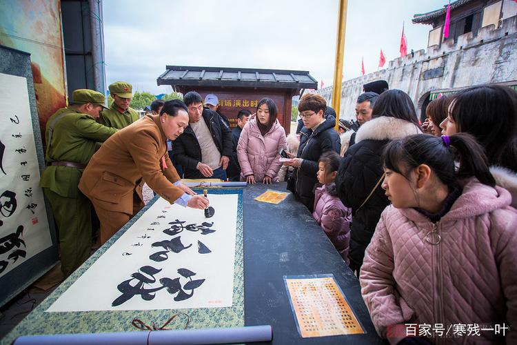景区书法表演,一幅字300元,游客:比网上那些大师写得好多了