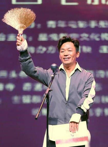 导演) 王宝强 时光轴讯 3月26日,王宝强出席第九届"金扫帚奖"颁奖礼