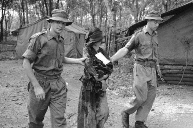 美越战争老照片:图3的护士被带进小黑屋,图5的女人已崩溃!