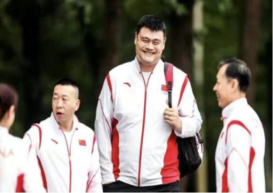 姚明随女篮参加奥运会胖到出镜引网友吐槽网友这有400斤了