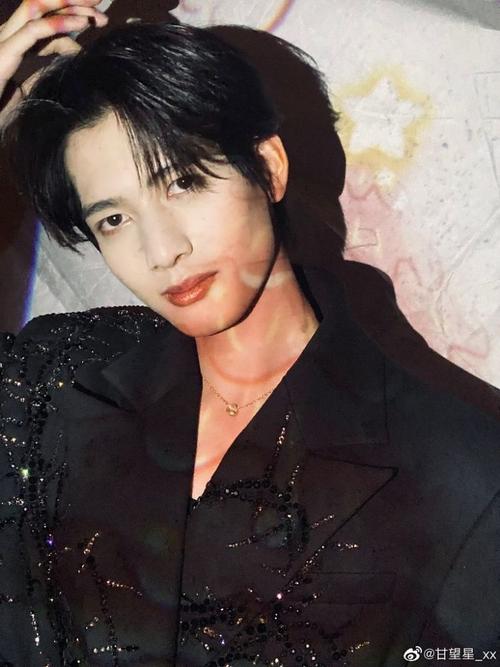 甘望星平安夜写真光影感十足黑色西服配中分发型帅气迷人