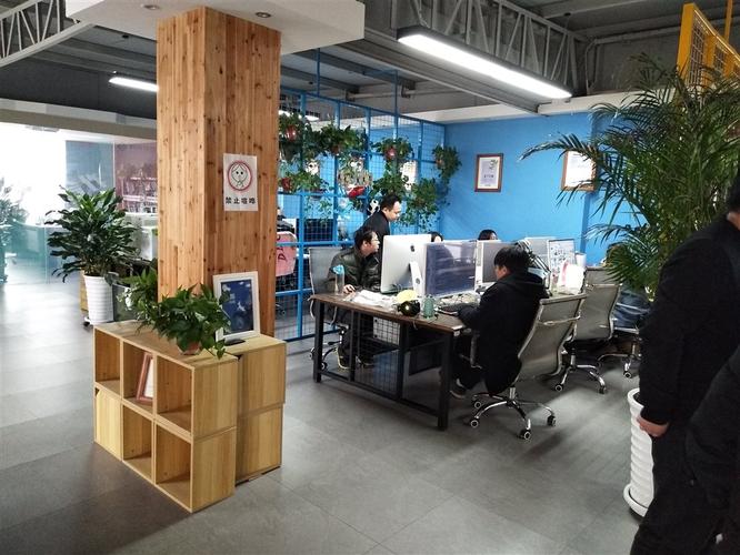 公司员工平时的工作状态积极有序.jpg
