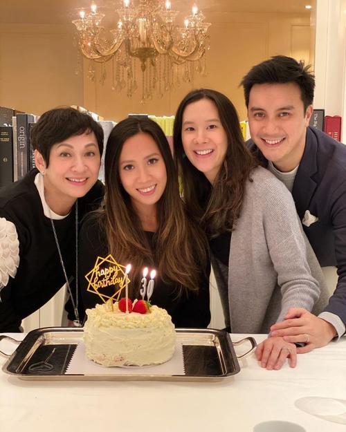 分别有余安安,两位女儿,还有大女儿的老公,一家四口温馨合影