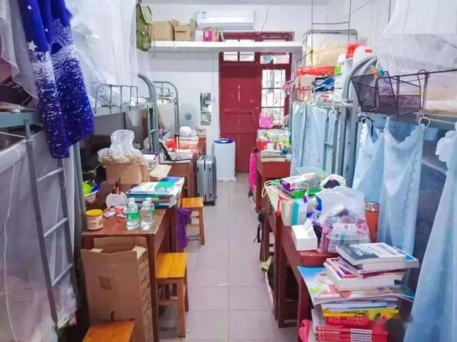 广东最拥挤的大学宿舍曝光!30人挤在一起?