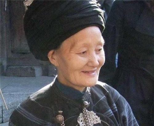 以美貌出名的压寨夫人杨炳莲,专家还原18岁的容貌,让网红脸惭愧