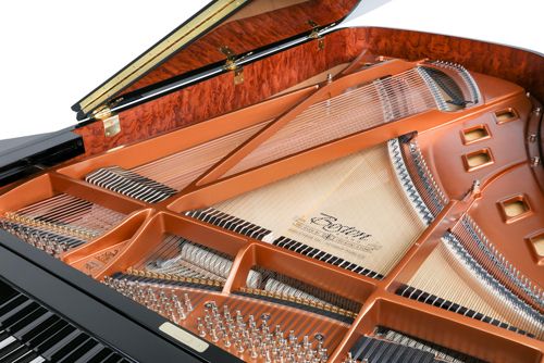 采用非洲花梨木制作钢琴琴壳内部(所有黑色饰面三角钢琴均使用)