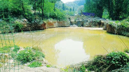 运城:石料厂留下大水坑 村民最担心孩子的安全(图)