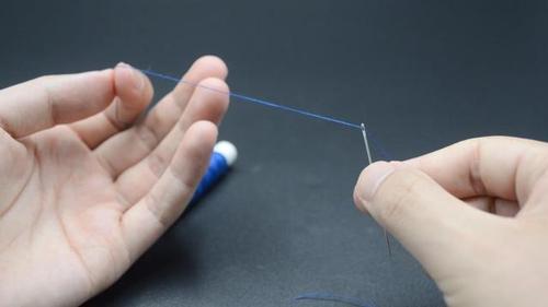 穿针线困难不用愁,教你实用穿针技巧,方法又快又准,早