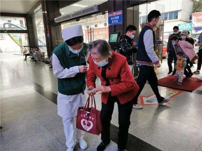 "的仁爱志愿服务队成为医院里的一道道风景线,他们热情指导患者就医