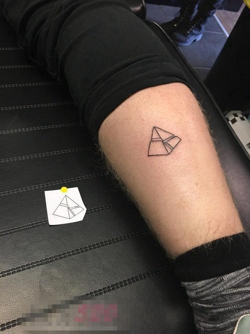男生大腿上黑色线条几何元素纹身图案