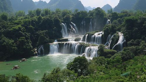 德天大瀑布最精华的景观就是乘坐竹筏近距离观赏,只可惜游客过多,竹筏