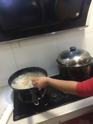 羊涵艺第一次做饭给爸爸妈妈吃【】第一次的感觉非常棒,感受很深,感恩
