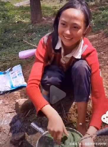 家里有六个孩子,她排名老二,还有一个姐姐.