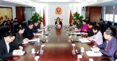 1月16日,市工商局谭曼青书记,局长主持召开党组扩大会议,传达学习贯彻