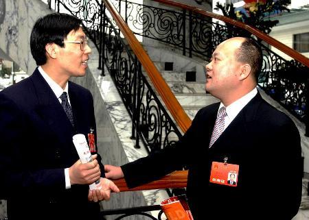 浙江圣雄集团有限公司董事长林圣雄(右)