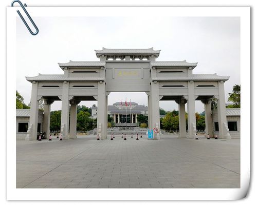 让我们沿着校道,走进嘉应学院最新的校门——东校门～ 共同参观她呈现