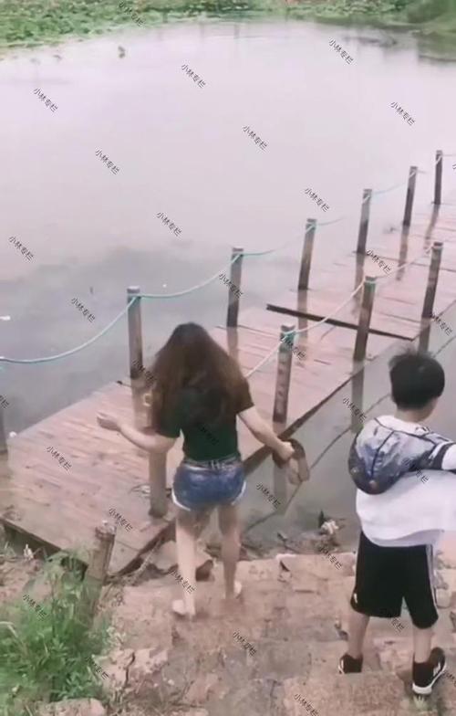 女子光着脚丫走下木桥不慎摔倒网友这姿势真帅