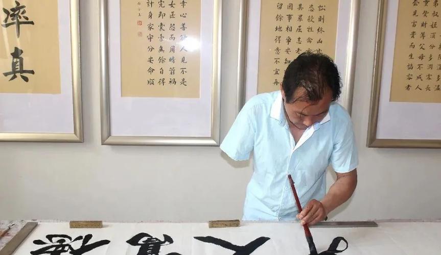 独臂农民仕金正,苦练书法三十余年,左手书写九千字均被字库收录