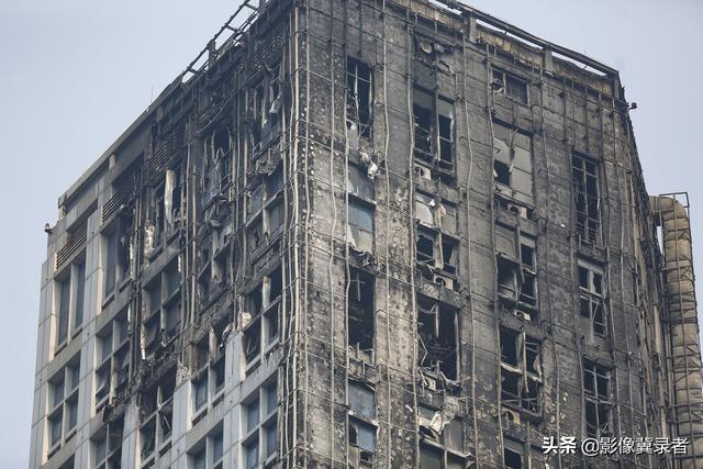 石家庄"失火大楼"迎重生:外墙曾被烧得面目全非,如今开始修复