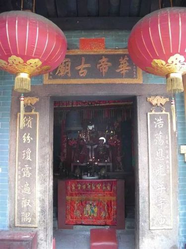 一的火神华光大帝便是民间极其尊奉信仰的神明之一,镇内建有多处庙宇