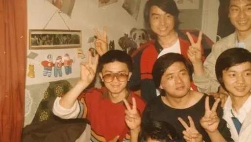 中间为刘奕君 和这些同学相比,年龄最小的刘奕君显得腼腆又害羞.