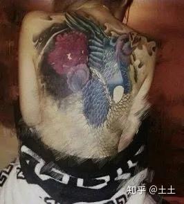 是照片中喻言对着镜子自拍, 露出自己的大片裸背, 背上纹了一大片纹身