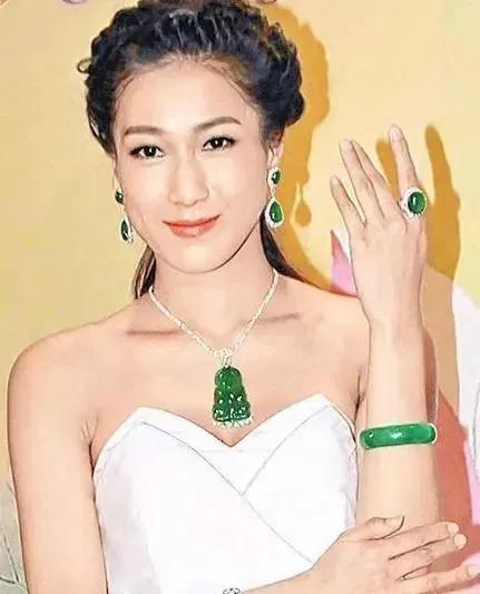 原创钟嘉欣佩戴价值3亿3千万的翡翠首饰,嫁给大自己10岁的中年男子