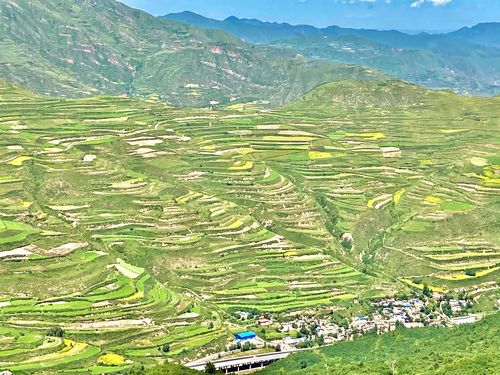 这是定西地区的农村地貌,层层叠叠的梯地.
