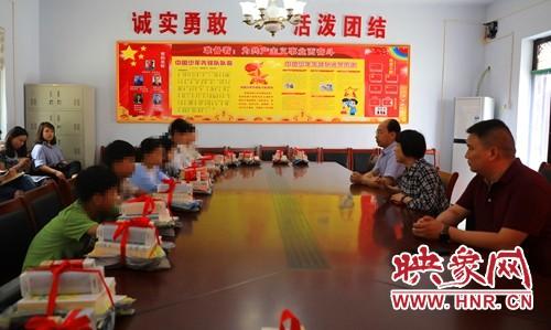 鲁晓炜和胡金淼在乔楼镇中心校开展关爱困境儿童活动