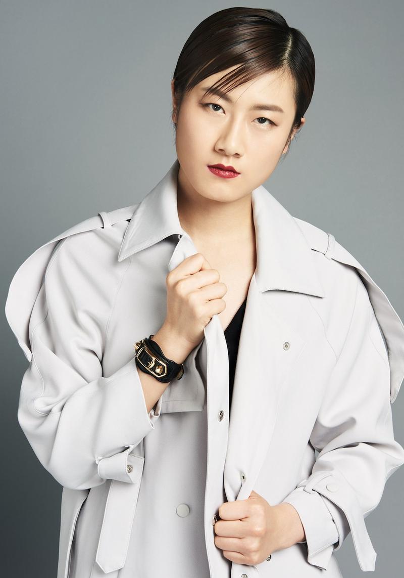 丁宁生日变"女神" 不同时装演绎百变"队长"