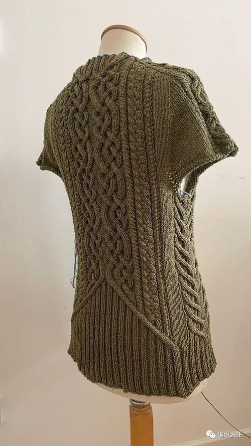 sode:设计巧妙的马鞍肩中长款棒针麻花大衣(有编织说明)