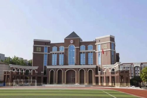 学校座落于阆中市七里新区迎宾路139号(阆中中学新城校区旁),环境优美