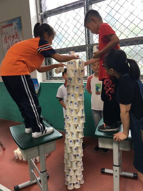 动手动脑赛创意,纸杯叠高趣味浓