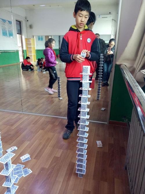 展开科学的翅膀,搭建成长高塔——科技社团"纸牌搭高塔"活动