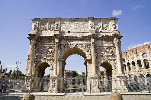 开始罗马假日的浪漫风情之旅,游览斗兽场,古罗马广场,君士坦丁凯旋门