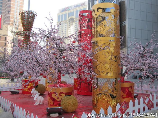 市政府门前的五四广场上,摆放着恭贺新春的祝福,大大的福字跟前留个影
