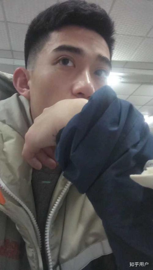 浓眉大眼高鼻梁骨相好,体育生,身高180