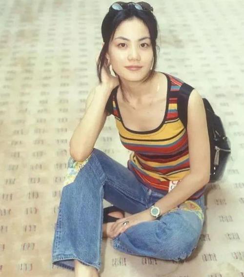 王菲大女儿眼里常含泪,妈过得很好,落魄的爸却是一生的牵挂