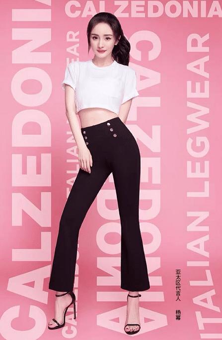 杨幂拍大片太绝了!穿高腰裤秀腿还不够,搭上高跟鞋比例更逆天