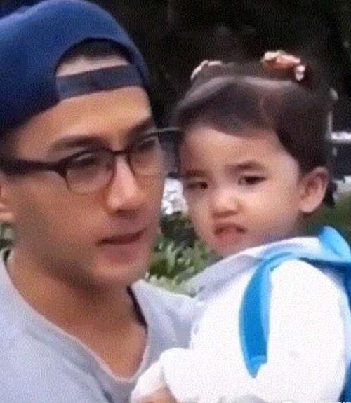 小糯米照片首公开,网友赞叹其颜值像妈妈.你怎么看?