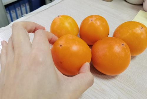 起了个大早,跑办公室来捏捏软柿子[奸笑][奸笑]  随手剥了一个还不