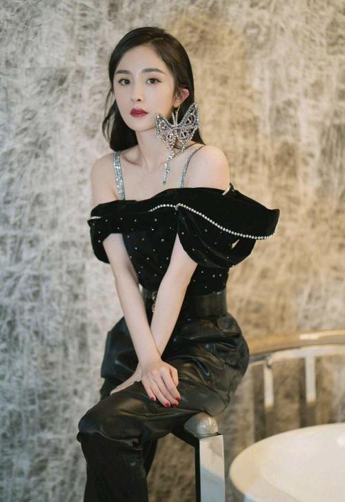 杨幂直播活动造型,黑色丝绒闪钻露肩上衣巧思而别致