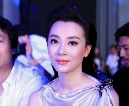 42岁陈数撞脸"蔡明", 变化太大粉丝不敢认, 说好的自然美呢?