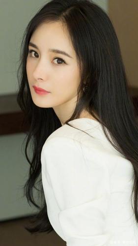 杨幂美照,新造型好亮眼,尽显女性的高贵大方!