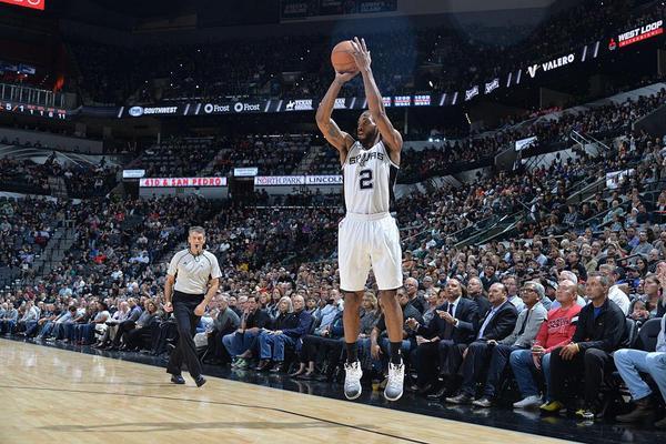 在这场比赛里,莱昂纳德在38分钟的出场时间里24次投篮命中10个,其中三